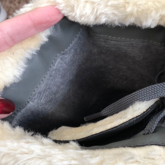 Grey fur lined boots - Picture 3 of 4